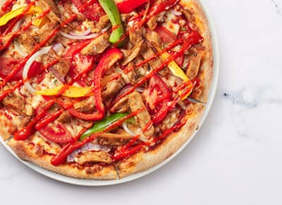 Pizza végétalienne au poulet a la harissa